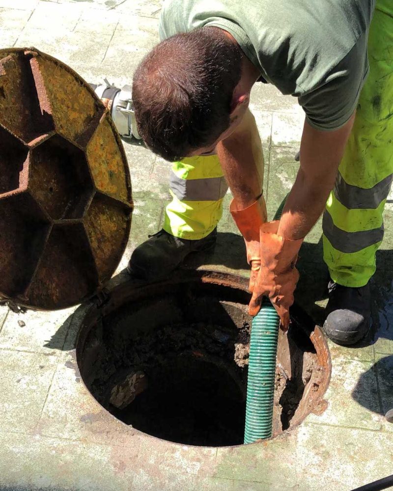 Imagen de otro operario desatascando una alcantarilla Imagen de otro operario desatascando una alcantarilla